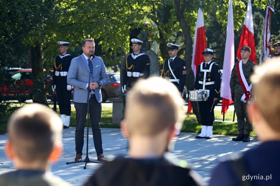 Wiceprezydent Gdyni Marek Łucyk przemawia podczas uroczystości z okazji 82. rocznicy utworzenia Polskiego Państwa Podziemnego // fot. Przemysław Kozłowski