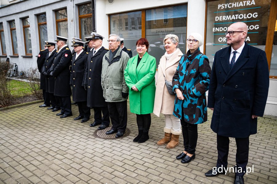 Delegacje przybyłe pod pomnik "Ofiar terroru komunistycznego" w dniu pamięci o żołnierzach wyklętych, fot. Michał Sałata