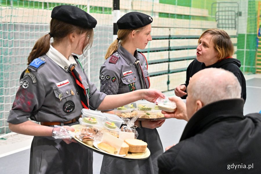 Przy wigilii pomagają harcerze i wolontariusze