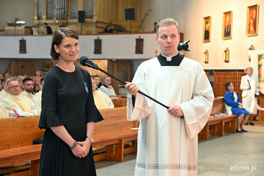 Wiceprezydent Gdyni Katarzyna Gruszecka-Spychała złożyła podziękowania nuncjuszowi oraz duchownym // fot. Magdalena Czernek