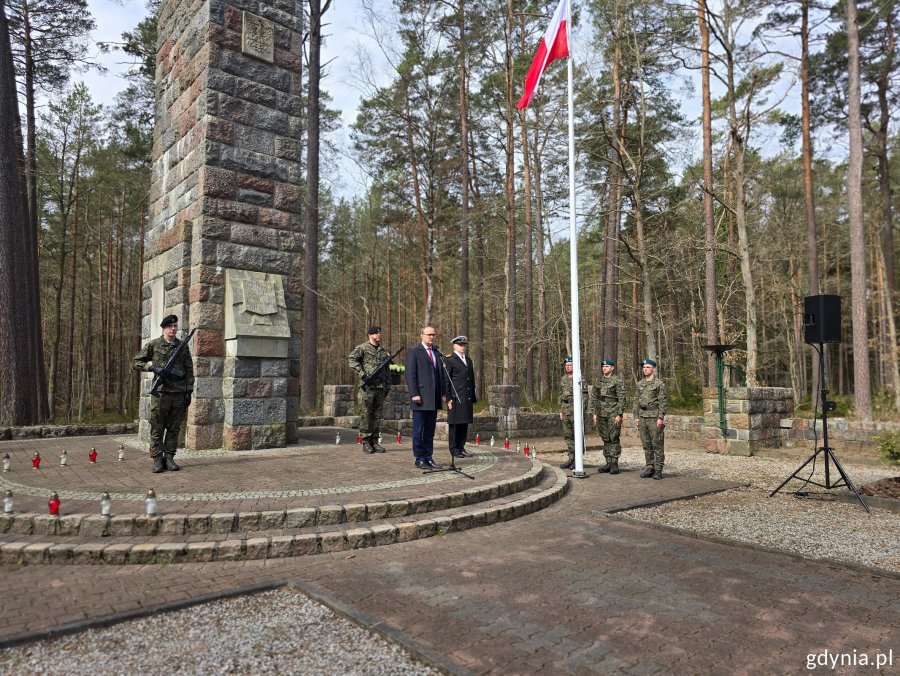 Pod Pomnikiem Ofiar Piaśnicy przemawia Emil Rojek, wicewojewoda pomorski