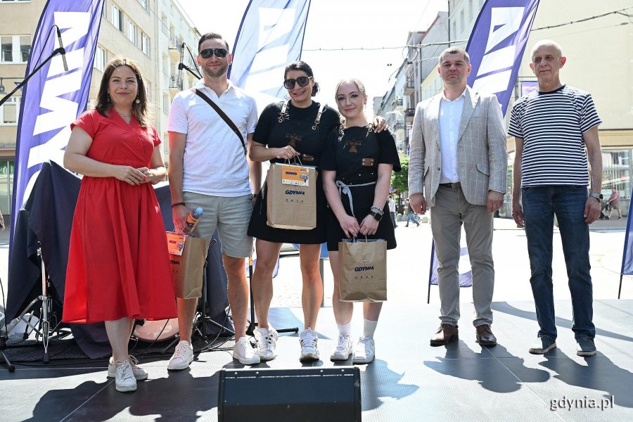Rozdanie nagr&oacute;d wśr&oacute;d zwycięzc&oacute;w Biegu Kelner&oacute;w. Na zdjęciu m.in: członek zarządu wojew&oacute;dztwa pomorskiego Adam Gawrylik i wiceprezydentka Gdyni Oktawia Gorzeńska