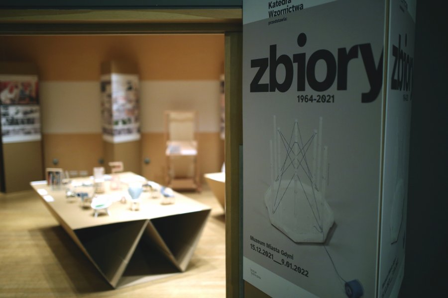 Plakat wystawy „Zbiory 1964-2021” i fragment sali ekspozycyjnej z eksponatami // fot. T. Kwiatkowski