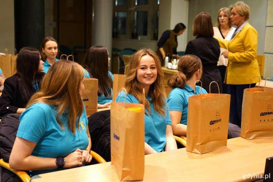 Zawodniczki Rugby Arka Gdynia siedzą w sali obrad Urzędu Miasta Gdyni