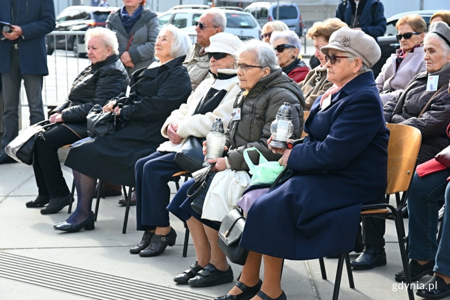 Uczestnicy uroczystości z okazji 83. rocznicy wysiedlenia ludności polskiej w Gdyni // fot. Magdalena Czernek