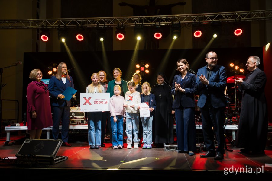 Gala finałowa X edycji Przeglądu Teatrów Amatorskich „Kurtyna” w gdyńskim Małym Kacku. Na scenie m.in. laureaci jednej z nagród, przedstawiciele stowarzyszenia KACK, Katarzyna Gruszecka-Spychała, Mariusz Bzdęga i ks. Mariusz Lach (fot. Paweł Budziński)