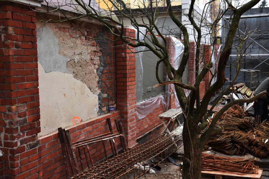 Fragment zabytkowego ogrodzenia po wewnętrznej stronie budynku, fot. Kamil Złoch