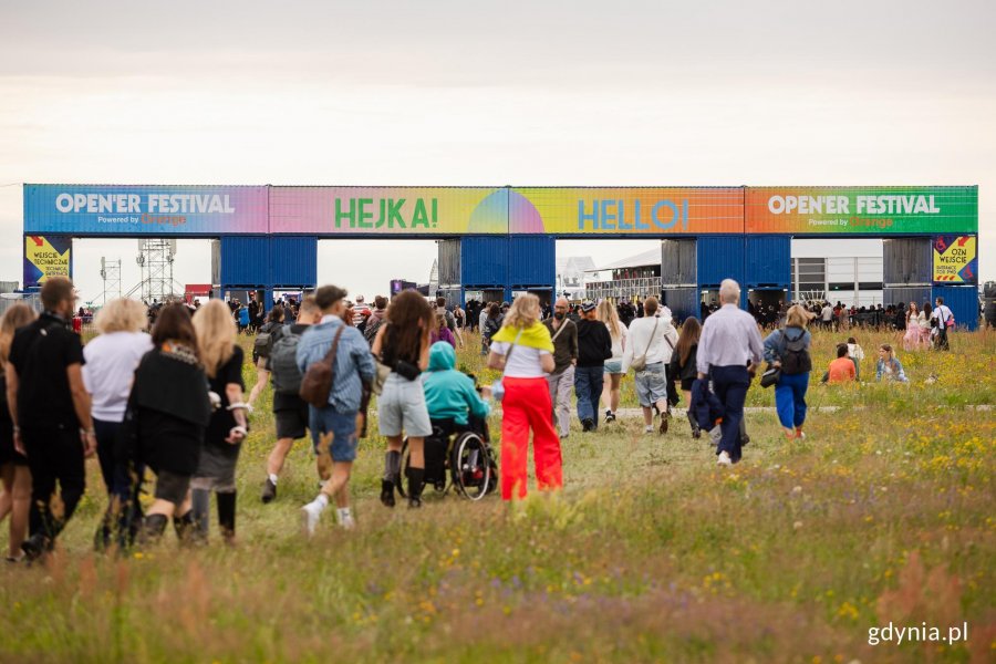 Uczestnicy festiwalu zmierzający do bramy wejściowej 