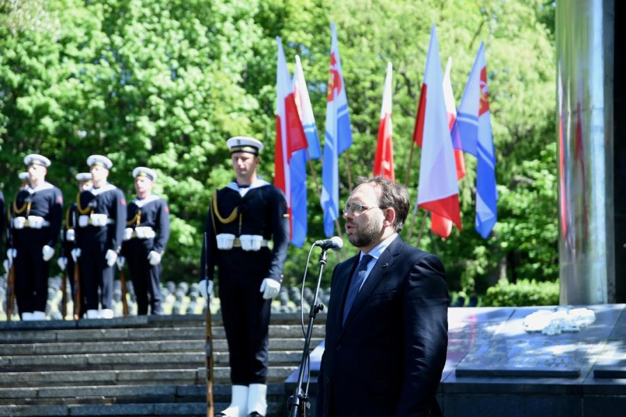 Mieszkańcy Gdyni i samorządowcy uczcili dzisiaj rocznicę zakończenia II wojny światowej w Europie. Uroczystości odbyły się na Cmentarzu Obrońców Wybrzeża w Redłowie. // fot. Jan Ziarnicki
