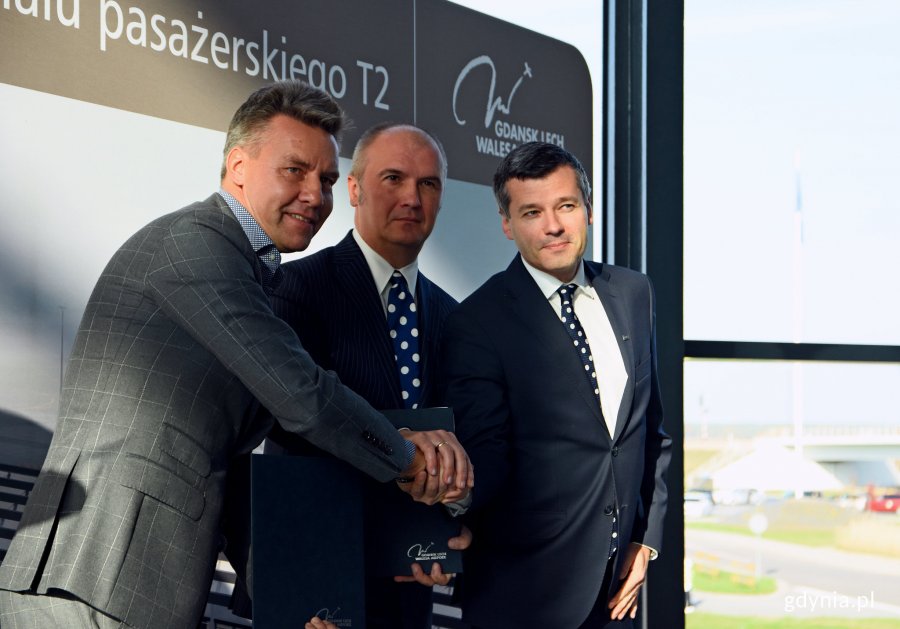 Podpisanie umowy na budowę nowego pirsu terminalu pasażerskiego Portu Lotniczego Gdańsk, fot. Kamil Złoch
