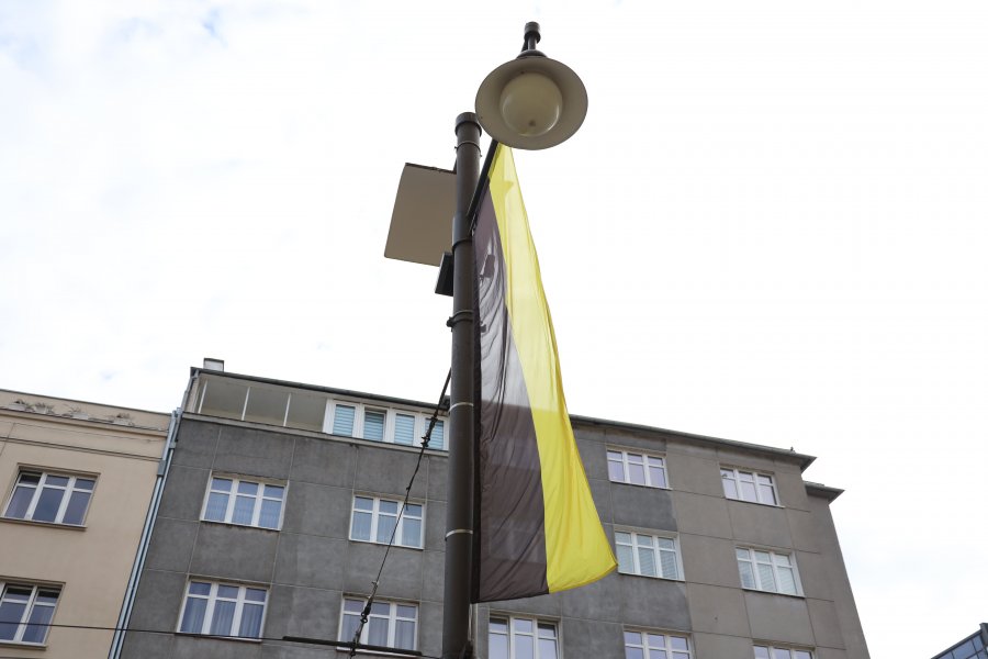 Na ulicy Świętojańskiej zawisły flagi w kaszubskich barwach i z motywem kaszubskiego haftu z okazji Dnia Jedności Kaszub&oacute;w 