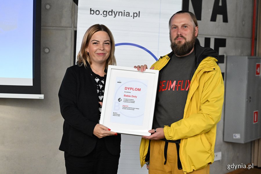 Na zdjęciu m.in.: wiceprezydentka Gdyni Oktawia Gorzeńska wraz z przedstawicielem dzielnicy Babie Doły (fot. Michał Puszczewicz)