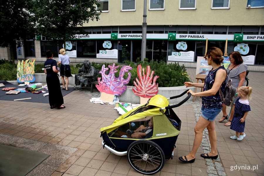 Zabawa edukacyjno-artystyczna "Koralowce wychodzą z morza" na placu Kaszubskim w Gdyni. Fot. Przemysław Kozłowski
