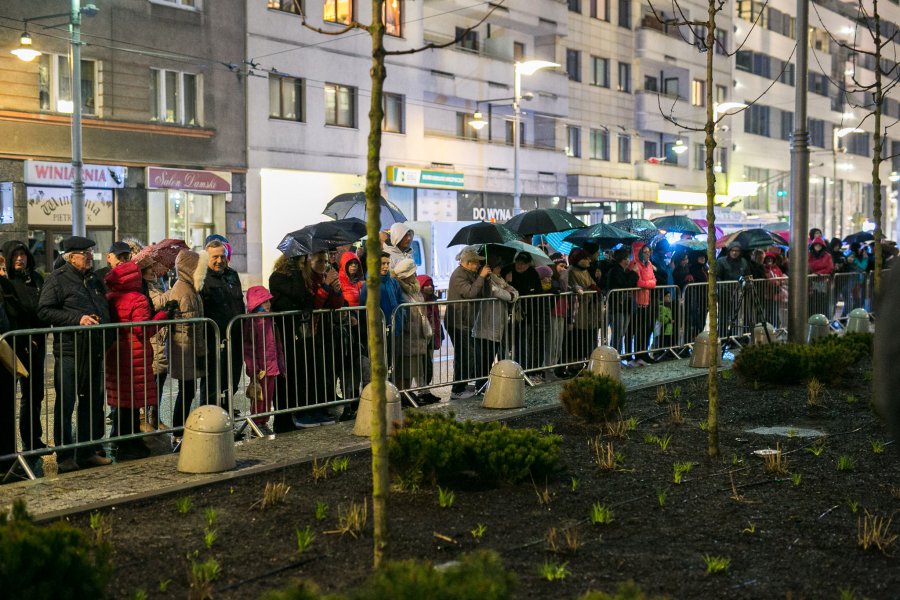 Mimo złej pogody na placu Kaszubskim pojawiło się mnóstwo gdynian