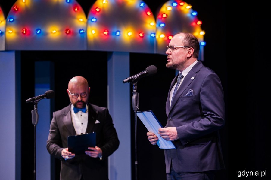 Na zdjęciu m.in. Mariusz Bzdęga, dyrektor zarządzający ds. kultury i aktywności mieszkańc&oacute;w na scenie teatru