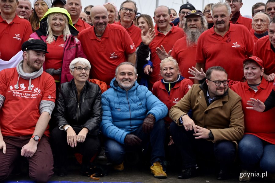 Wojciech Szczurek, prezydent Gdyni, Marek Łucyk, wiceprezydent Gdyni oraz Joanna Zielińska przewodnicząca Rady Miasta wraz z uczestnikami zlotu // fot. Paweł Kukla