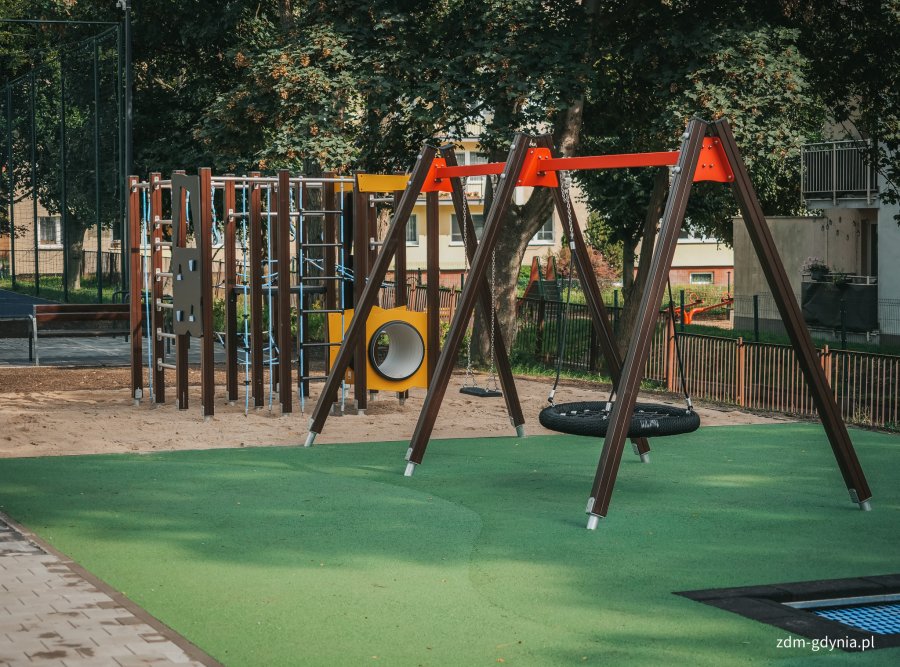 Zmodernizowany plac zabaw przy SP 33 w Gdyni