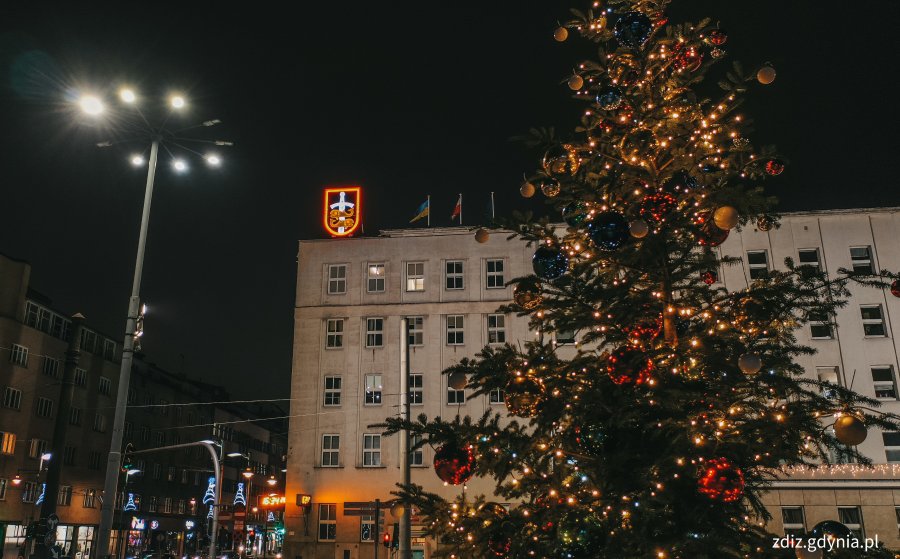 świąteczne iluminacje w mieście, widok z góry, ruch uliczny