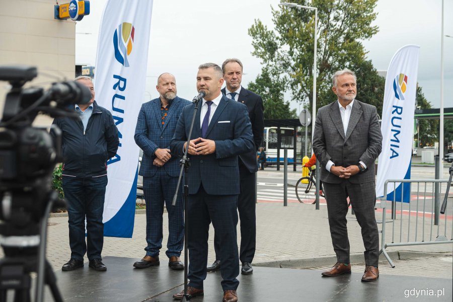 Otwarcie węzła integracyjnego w Rumi, który zrealizowano w ramach Zintegrowanych Inwestycji Terytorialnych na terenie Obszaru Metropolitalnego Gdańsk-Gdynia-Sopot - przemawia Michał Pasieczny, burmistrz Rumi, fot. Kamil Złoch