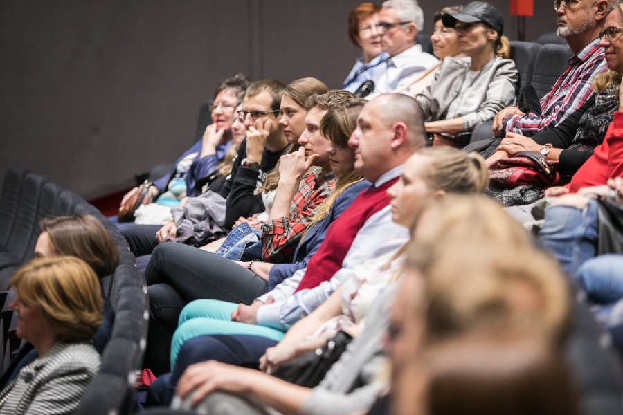 Publiczność na otwarciu festiwalu Docs Against Gravity