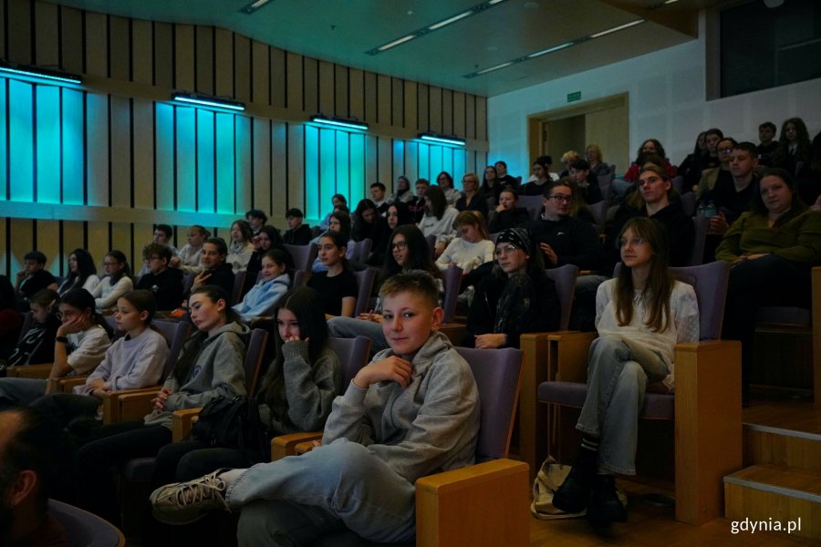 Uczestnicy konferencji „Głos młodych: sprawczość, prawa, przyszłość” zgromadzeni w Pomorskim Parku Naukowo-Technologicznym