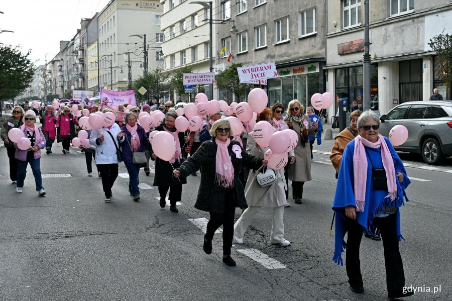 Uczestnicy Marszu R&oacute;żowej Wstążki na ul. Świętojańskiej 