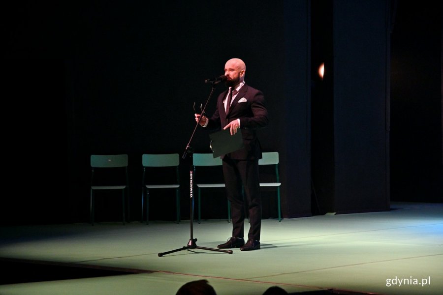 Tomasz Podsiadły - prowadzący galę z okazji Międzynarodowego Dnia Teatru i szef Bałtyckiego Teatru Różnorodności podczas uroczystości w Teatrze Miejskim w Gdyni