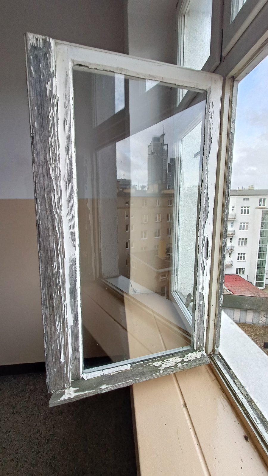 Okno w kamienicy przy Skwerze Kościuszki 20