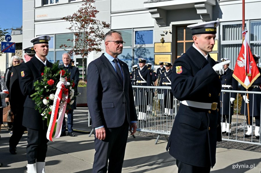 Dr Marek Szymaniak, dyrektor gdańskiego oddziału IPN, składający kwiaty pod pomnikiem podczas uroczystości z okazji 87. rocznicy pierwszych wysiedleń Gdynian 