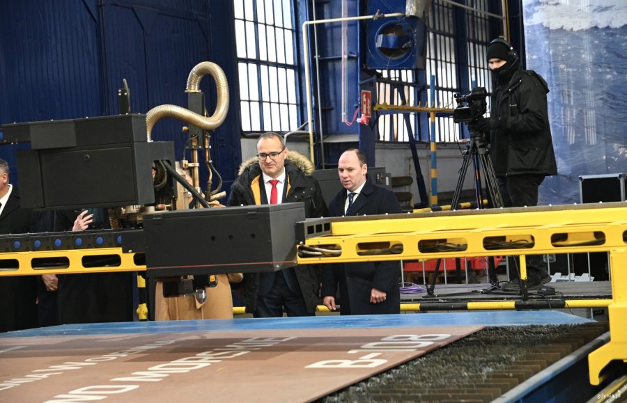 Dwie osoby obserwuje maszynę