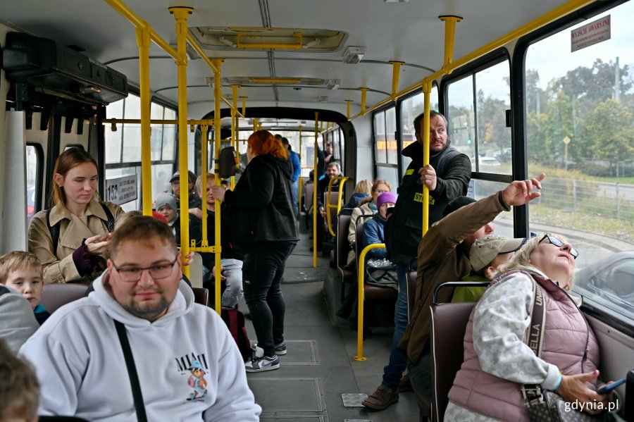 Pasażerowie uczestniczący w przejeździe specjalnym Ikarus&oacute;w w Gdyni 