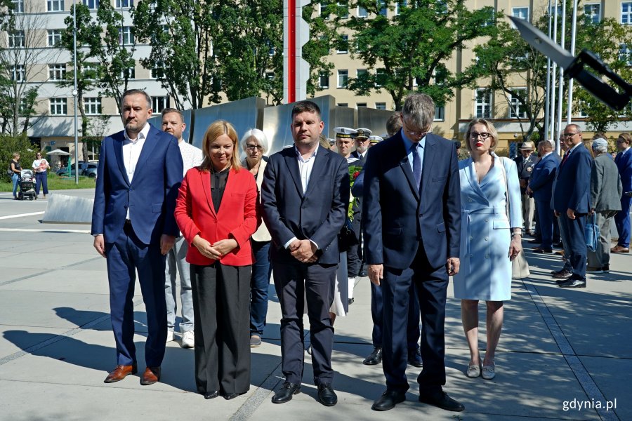 Delegacja gdyńskich samorządowców składająca kwiaty przed pomnikiem podczas uroczystości upamiętniających 81. rocznicę wybuchu powstania warszawskiego. W pierwszym rzędzie od lewej: Tomasz Augustyniak - dyrektor zarządzający ds. społecznych Urzędu Miasta Gdyni oraz wiceprezydenci Oktawia Gorzeńska, Maciej Zielonka i Rafał Geremek. W drugim rzędzie od lewej: radni miasta Łukasz Strzałkowski, Joanna Zielińska i Agnieszka Tokarska