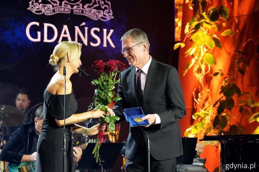 Na zdjęciu: prezeska Fundacji Grand Press Weronika Mirowska i laureat Andrzej Poczobut (fot. Mirosław Pieślak)