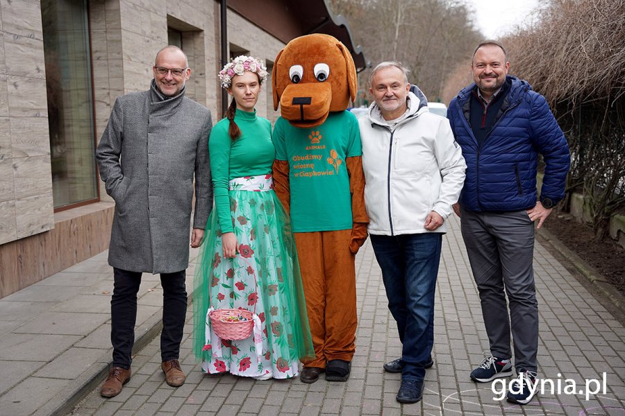 Od prawej: wiceprezydent Marek Łucyk, prezydent Wojciech Szczurek, maskotka psa, pani Wiosna i wiceprezydent Michał Guć podczas wydarzenia „Obudźmy wiosnę w «Ciapkowie»”