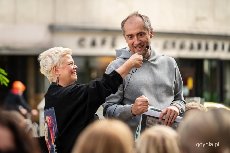 Przewodnicy Danuta Ślipy i Robert Chrzanowski podczas spaceru Szlakiem Filmowym Gdyni