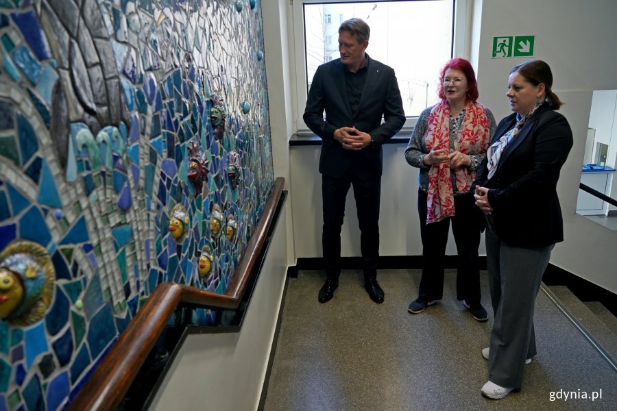 Prezydent Gdyni Aleksandra Kosiorek z dr Izabelą Fołtą - chirurg i autorką mozaik oraz Bartoszem Domańskim - prezesem zarządu Specjalistycznej Przychodni Lekarskiej &bdquo;Śr&oacute;dmieście&rdquo; podczas oglądania jednej z prac