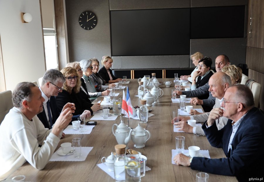 Delegacje z Gonneville La Malet i Kosakowa przyjął w magistracie wiceprezydent Gdyni Rafał Geremek