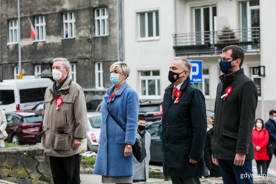 Delegacja gdyńskich samorządowców składa kwiaty przed pomnikiem Konstytucji 3 Maja. Od prawej: radny miasta Lechosław Dzierżak, prezydent Gdyni Wojciech Szczurek i radni miasta - Elżbieta Raczyńska i Zenon Roda // fot. Karol Stańczak