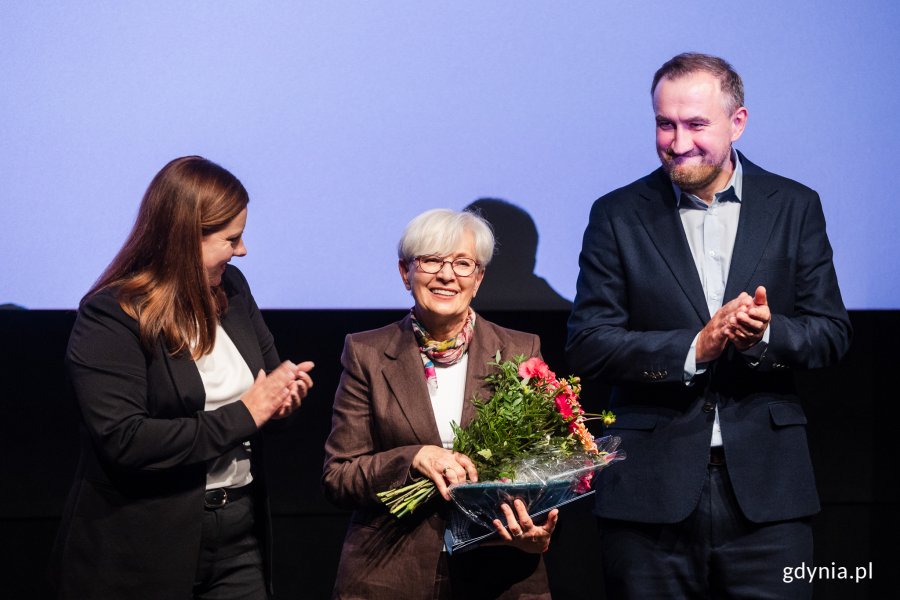 Alina Bielawska-Sowa,laureatka Nagrody Prezydent Miasta Gdyni dla pracowników ochrony zdrowia, wraz z prezydent Gdyni Aleksandrą Kosiorek i wiceprezydentem Tomaszem Augustyniakiem