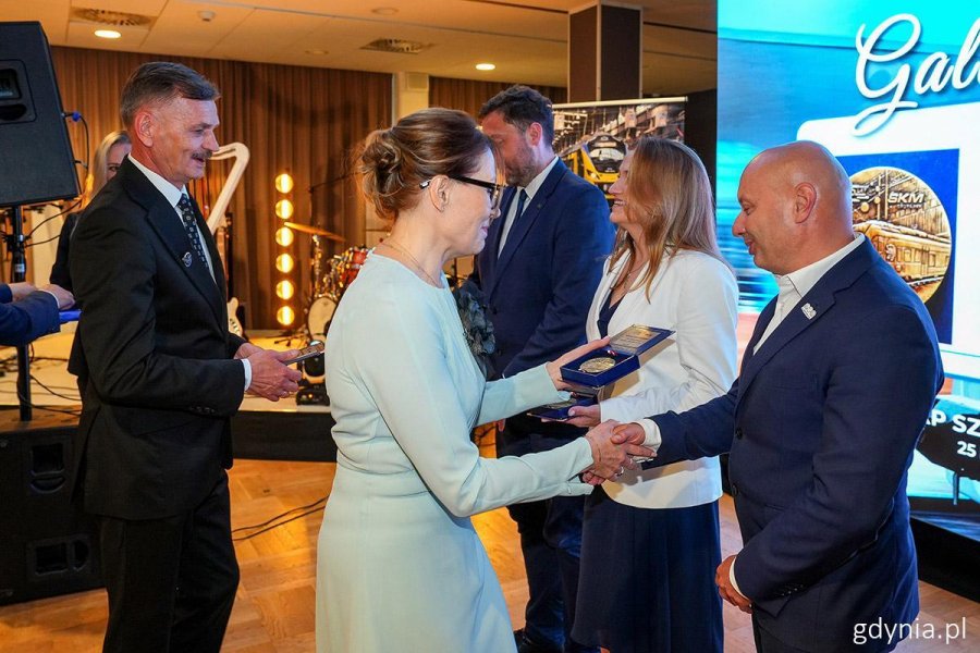 Medal dla prezydent Gdyni Aleksandry Kosiorek odebrał w jej imieniu dyrektor zarządzający ds. inwestycji Tomasz Gałązka (fot. Mirosław Pieślak/PKP SKM) 
