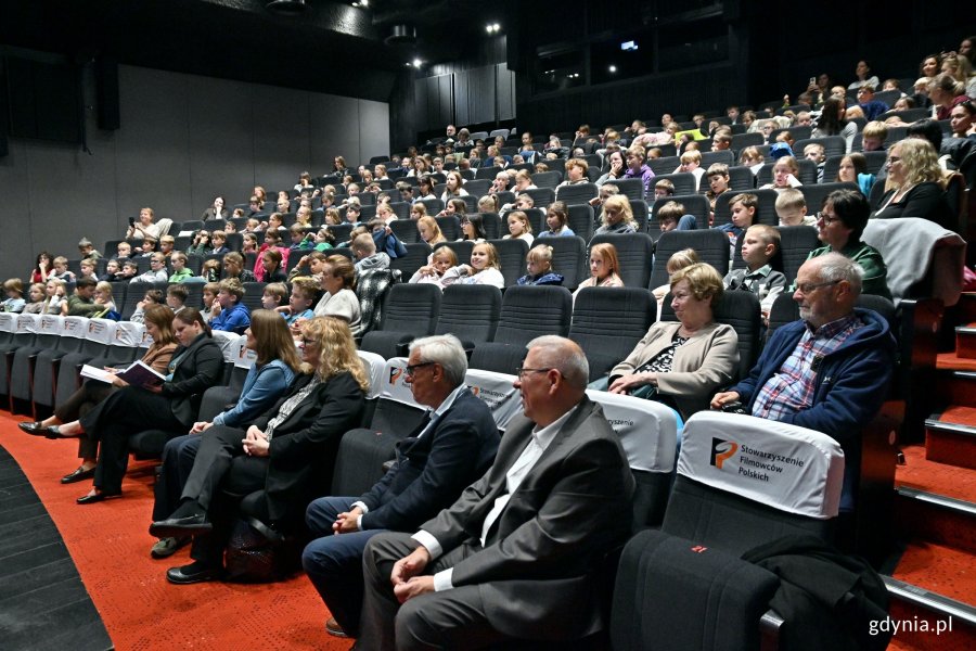 Uczestnicy premiery książki pt. &bdquo;Lufcik&rdquo; zgromadzeni w Gdyńskim Centrum Filmowym