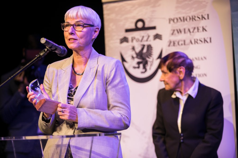 Nagrodę organizatorom Volvo Gdynia Sailing Days wręczyła przewodnicząca gdyńskiej Rady Miasta Joanna Zielińska // fot. Karol Stańczak