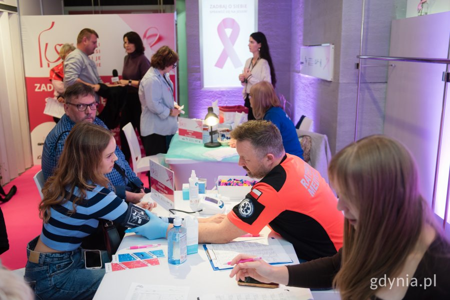 Uczestnicy akcji „Zadbaj o siebie i sprawdź się na jesień” w Galerii Klif