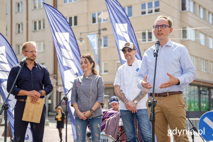 Uczestników wydarzenia ze sceny wita m.in. Jakub Ubych