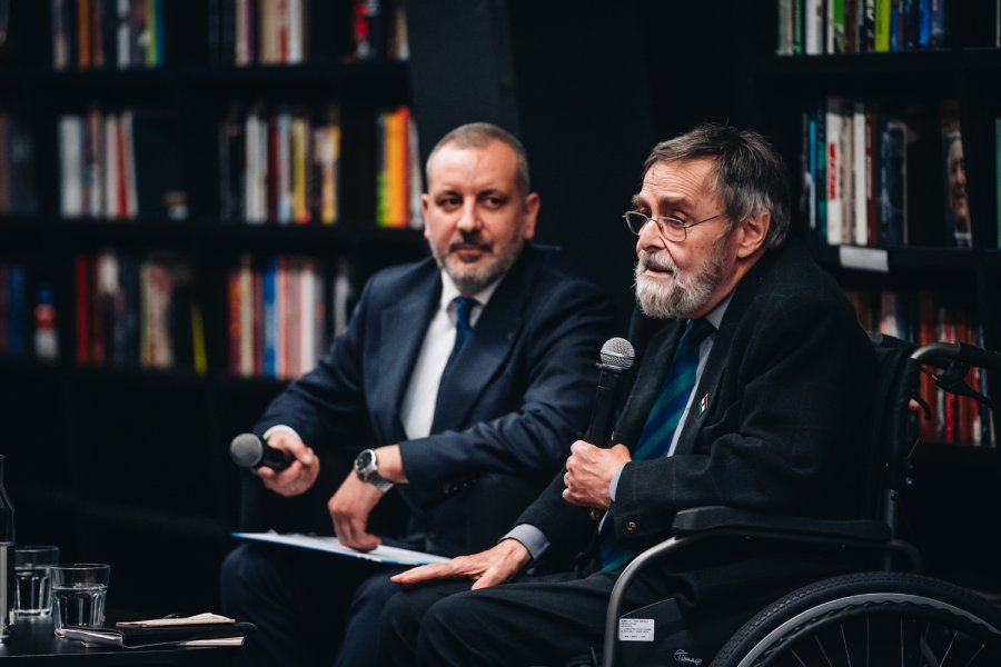 &Aacute;kos Engelmayer &ndash; uczestnik powstania węgierskiego i pierwszy ambasador wolnych Węgier w Polsce w latach 1990&ndash;1995 oraz wicedyrektor Europejskiego Centrum Solidarności dr Przemysław Ruchlewski podczas spotkania w Europejskim Centrum Solidarności z okazji 70. rocznicy wybuchu powstania węgierskiego 