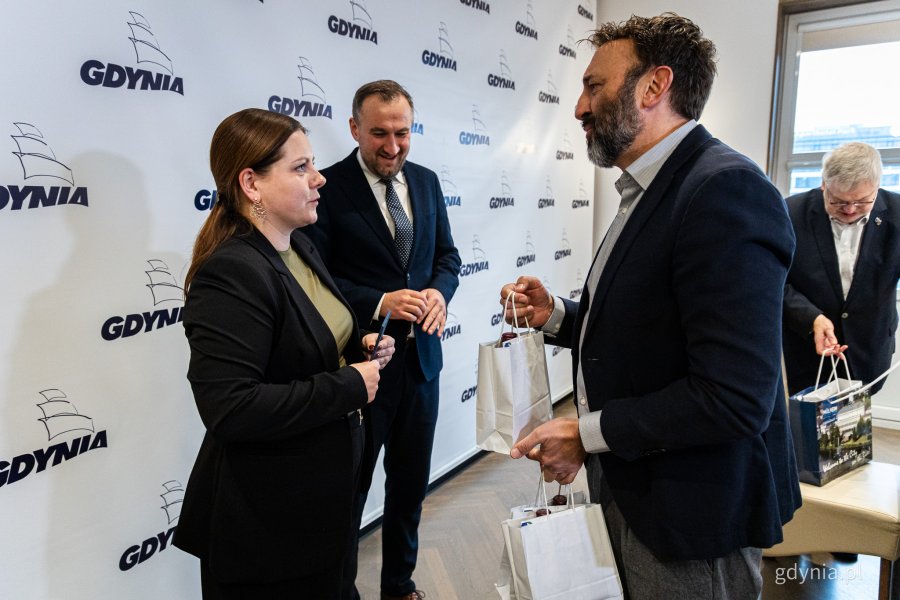 Goście wymienili się prezentami w krótkiej przerwie spotkania. Uczestnicy prezydium zabiorą ze sobą poszetki i kalendarze modernistyczne