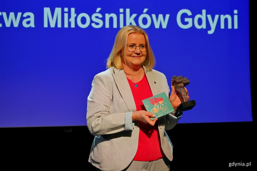 Agnieszka Baranowska &ndash; członkini zarządu wojew&oacute;dztwa pomorskiego odebrała statuetkę 50-lecia Towarzystwa Miłośnik&oacute;w Gdyni w imieniu marszałka wojew&oacute;dztwa pomorskiego Mieczysława Struka