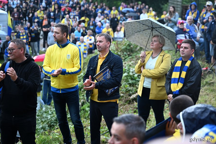 XII Spotkanie Międzypokoleniowe kibiców Arki Gdynia na słynnej „Górce” przy ulicy Ejsmonda – od lewej Tomasz Bobryk z SI Arka Gdynia, prezes klubu Wojciech Pertkiewicz, właściciel klubu Marcin Gruchała, radna Rady Miasta Gdyni Teresa Bysewska i wiceprezydent Gdyni Maciej Zielonka (fot. Michał Puszczewicz)