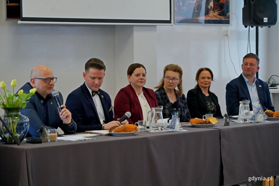 Od lewej: Andrzej Busler &ndash; wiceprezes gdyńskiego oddziału Zrzeszenia Kaszubsko-Pomorskiego, Adam Labuhn &ndash; prezes gdyńskiego oddziału Zrzeszenia Kaszubsko-Pomorskiego, prezydent Gdyni Aleksandra Kosiorek, dr Bożena Ugowska &ndash; prezes zarządu gł&oacute;wnego Zrzeszenia Kaszubsko-Pomorskiego, Anna Błaszczyk z Biura ds. Wydarzeń Miejskich oraz Paweł Korycki &ndash; pełnomocnik prezydent Gdyni ds. rad dzielnic podczas spotkania członk&oacute;w gdyńskiego oddziału&nbsp;Zrzeszenia Kaszubsko-Pomorskiego