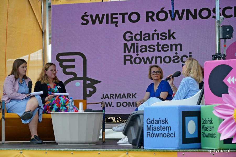 Od prawej: Katarzyna Ziemann – dyrektorka Wydziału Rozwoju Społecznego Urzędu Miejskiego w Gdańsku, Agnieszka Tokarska – radna miasta i wiceprzewodnicząca Gdyńskiej Rady Kobiet oraz Julia Borzyszkowska i Aleksandra Łoboda z Fundacji Widzialne podczas debaty na Przystanku Równość